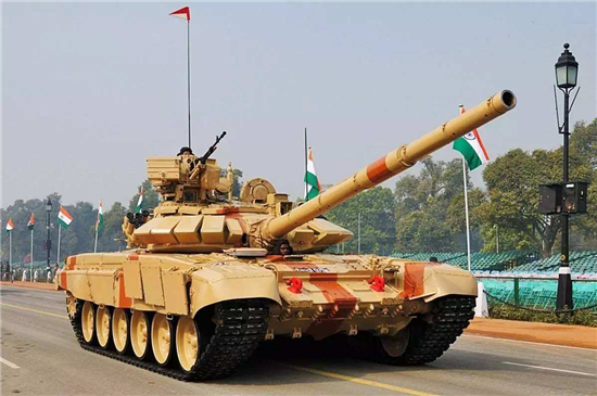 印度从俄罗斯引进的T-90S主战坦克。此前印度媒体报道称，T-90S坦克所使用的穿甲弹库存不足。